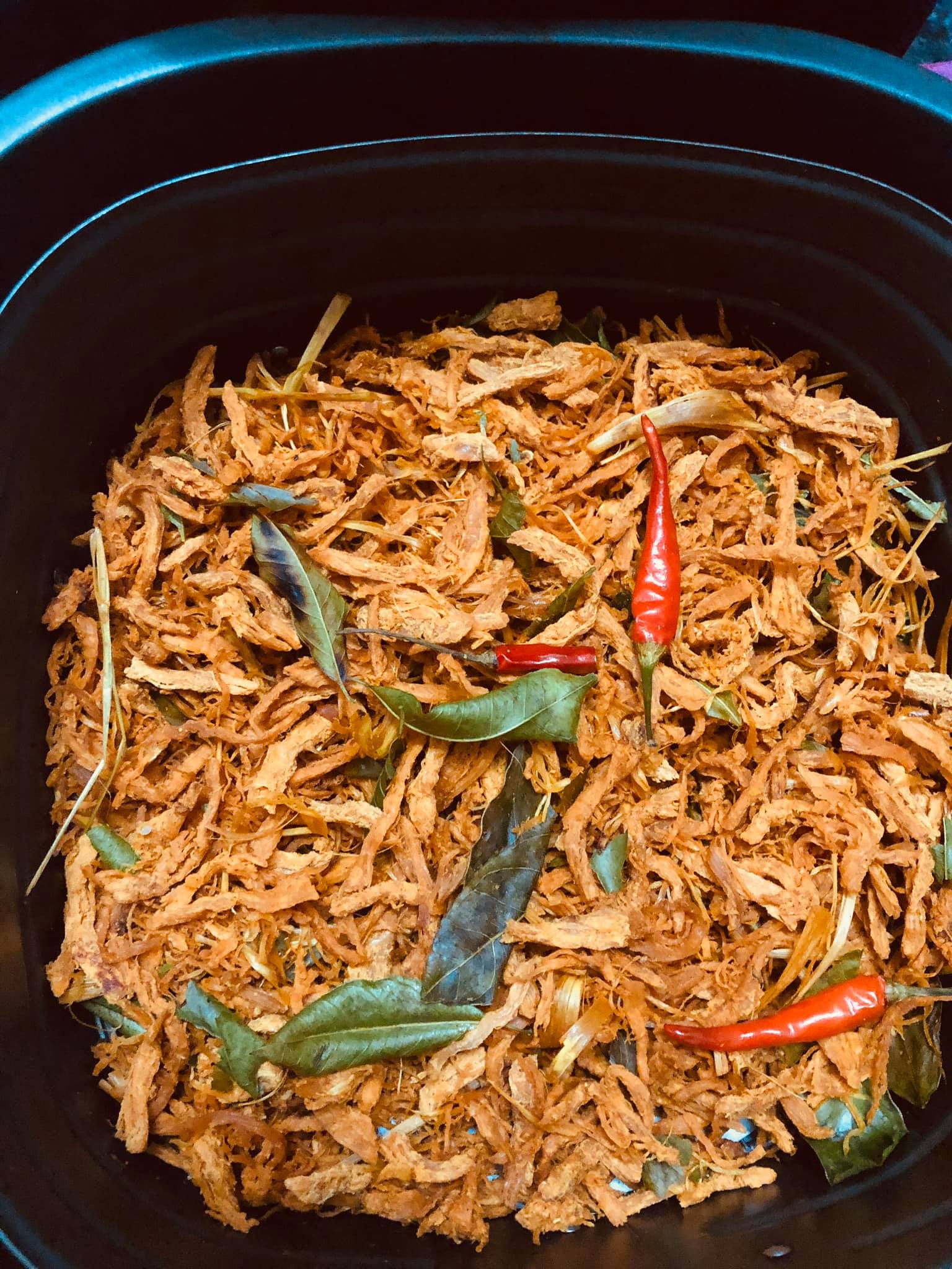 Cách làm khô gà lá chanh bằng chảo chống dính